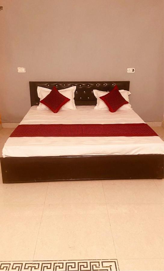 Hotel Oyo Tree House Near Badarpur Border Metro Station